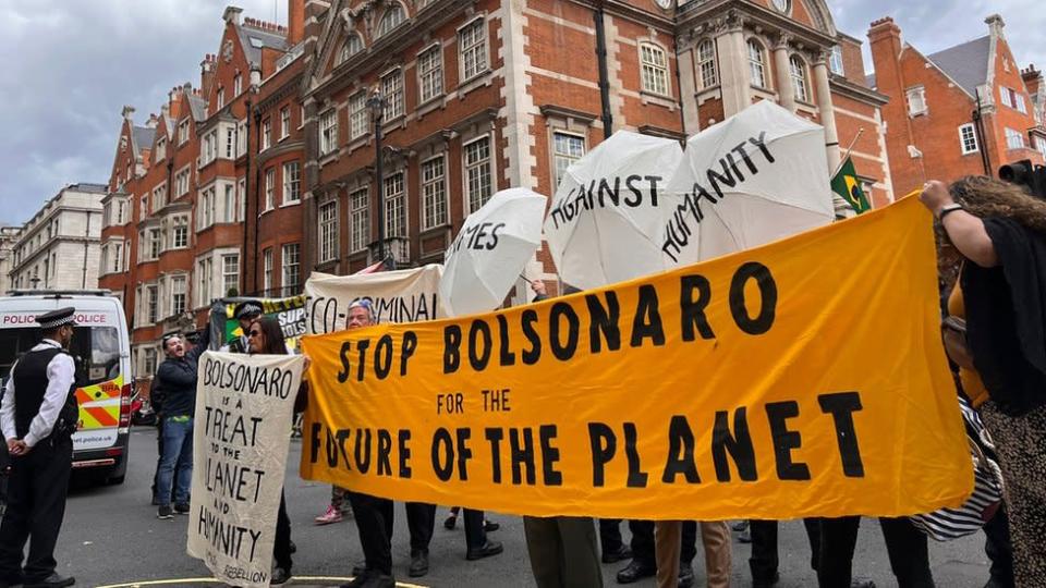 Ativistas protestam contra Bolsonaro em Londres