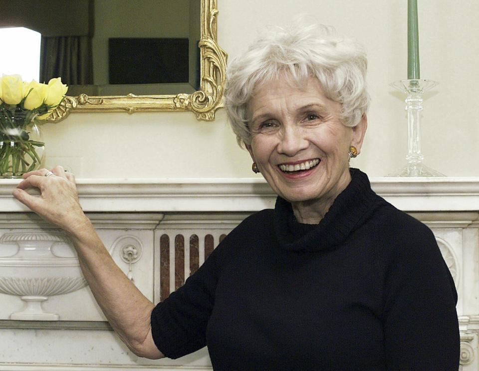 ARCHIVO - La autora canadiense Alice Munro posa para un retrato en la residencia del Consulado Canadiense en Nueva York el 28 de octubre de 2002. Munro una de las autoras contemporáneas más estimadas del mundo y una de las cuentistas más condecoradas de la historia, falleció a los 92 años. (Foto AP/Paul Hawthorne, archivo)