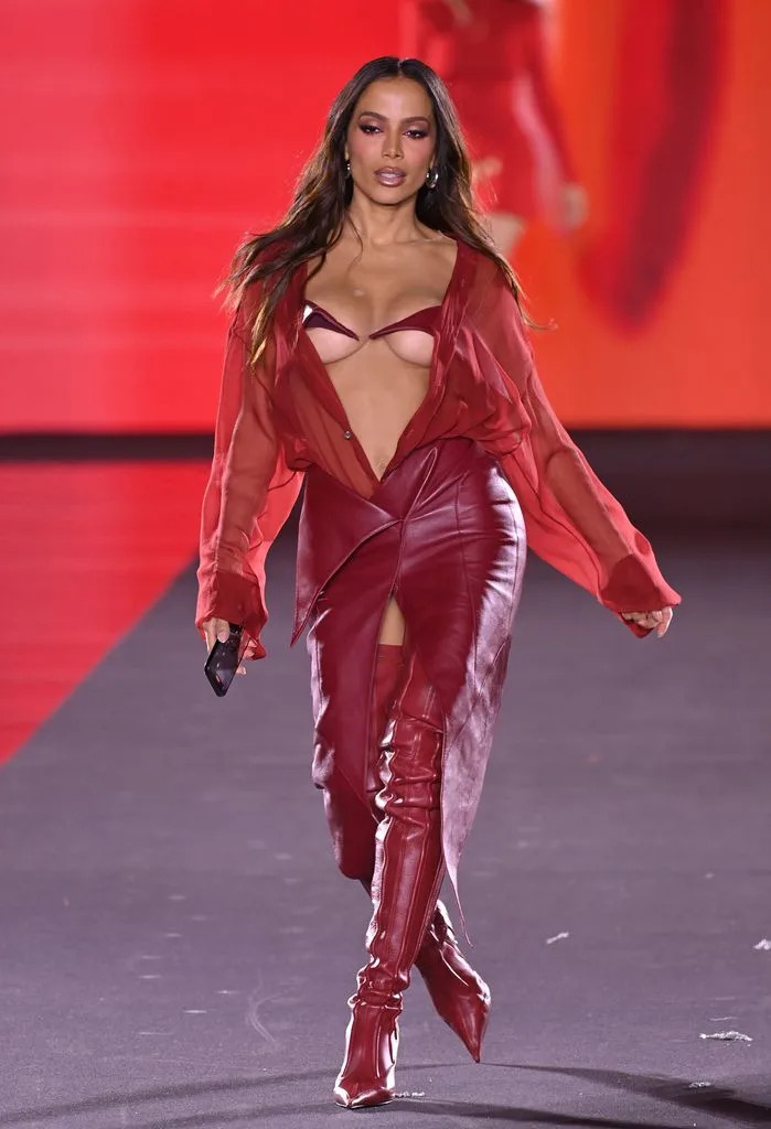 Anitta en el desfile de L'Oreal Paris