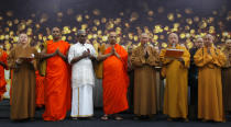 Monjes budistas ofrecen una oración por los pasajeros del avión malayo perdido, en el Aeropuerto Internacional de Kuala Lumpur en Sepang, Malasia, el domingo 9 de marzo de 2014. (Foto AP/Lai Seng Sin)