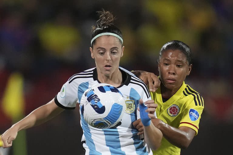 Mariana Larroquette lucha por el balón con la colombiana Mónica Ramos; la Argentina cayó por 1 a 0 y jugará por el tercer puesto