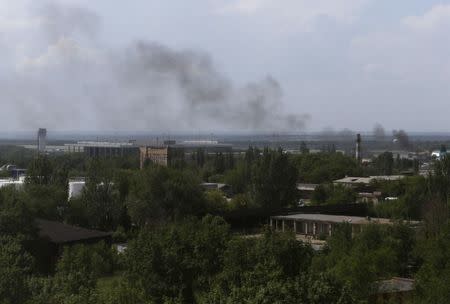 Smoke rises from Donetsk international airport during heavy fighting between Ukrainian and pro-Russian forces May 26, 2014. REUTERS/Maxim Zmeyev