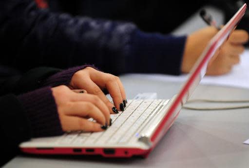 Una mujer con escribe en su laptop en Londres (AFP/Archivos | Frederic J. Brown)