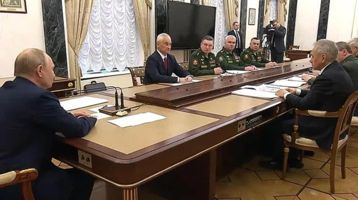 Putin at a meeting with his ministers. Photo: RIA Novosti
