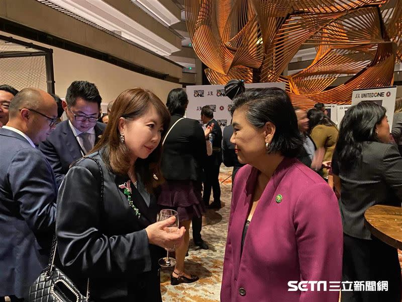 （圖左）推廣大使盧蔓菁女士把握時間與在場的重要人士進行交流。（圖／Hello Taiwan授權提供）