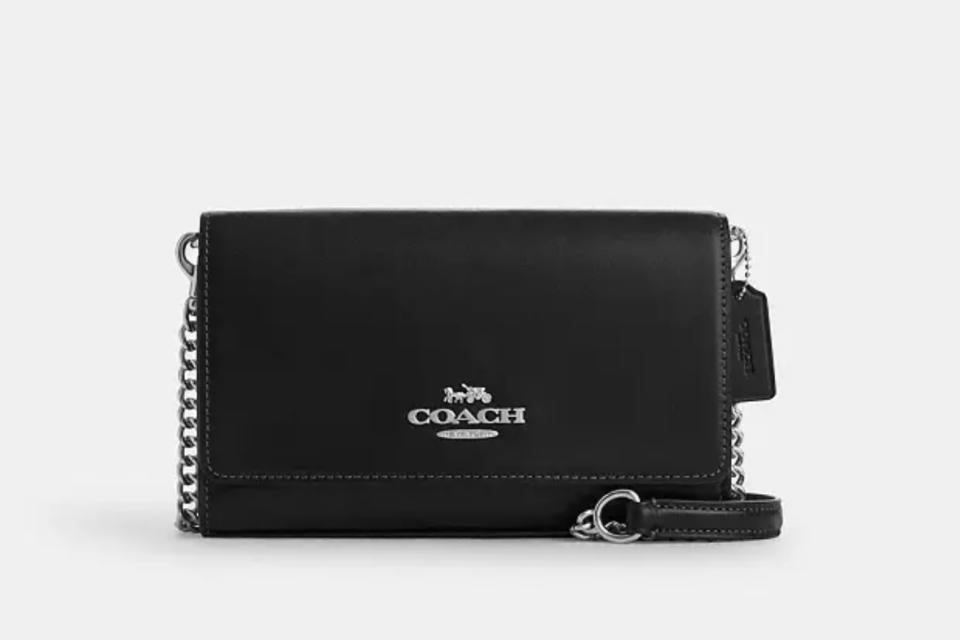 Clutch cruzado con solapa. (Foto: Coach Outlet)