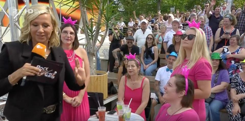 Alles geht im Fernsehgarten, zur Not auch pinkfarbene Outfits im Hardrock-Ambiente. (Bild: ZDF)