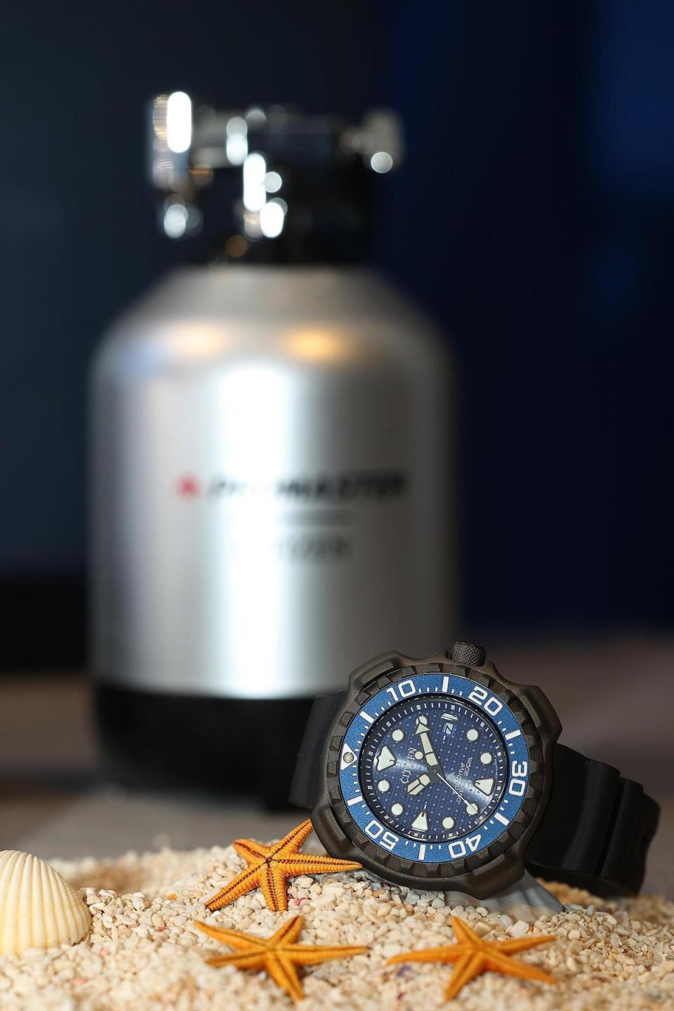1982復刻光動能鯨鯊限定潛水腕錶，型號BN0225-04L，45.8 mm Duratect DLC+ MRK鈦金屬錶殼，裝載光動能機芯，防水200米，建議售價NT$19,800，預計2022年10月上市。