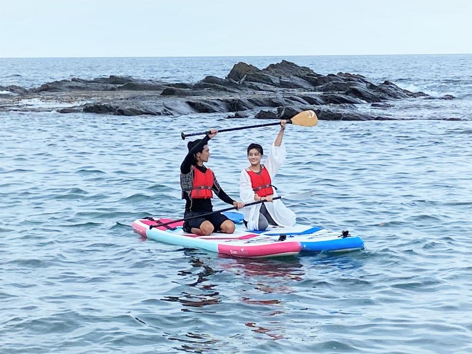 《我們練愛吧》小蠻、邵翔水上立槳運動。（圖／東森）