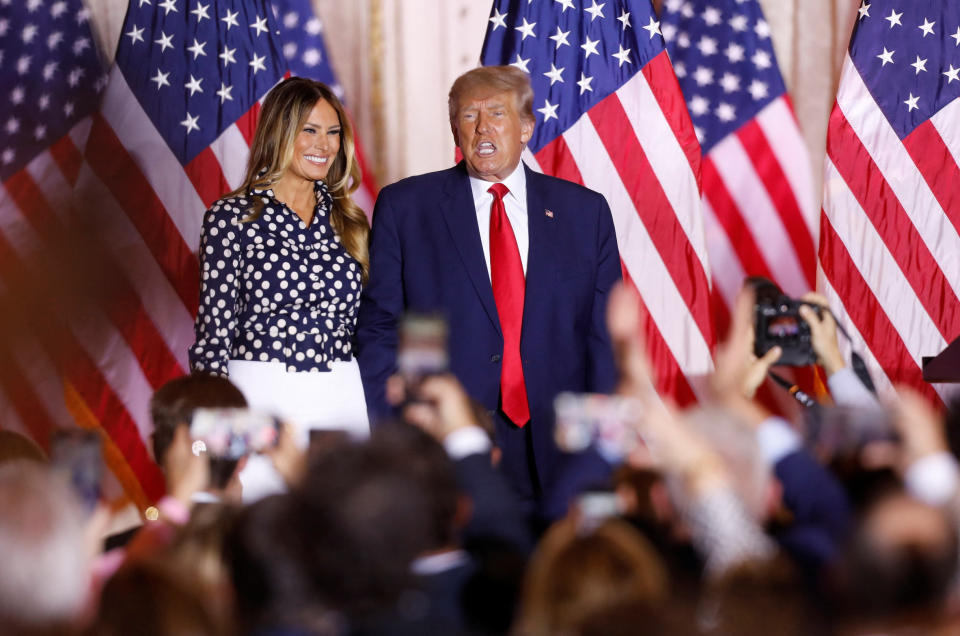 El expresidente Donald Trump en el stage junto a su esposa Melania Trump, después de anunciar que se presentaría como candidato para las elecciones de presidente en 2024. REUTERS/Octavio Jones.