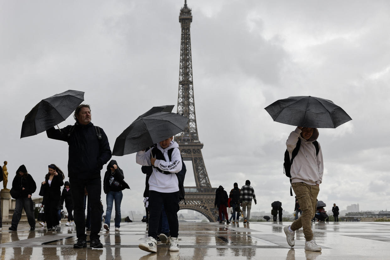 Des touristes à Paris, le 16 avril 2024.