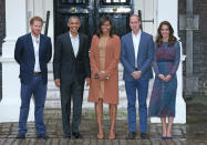 <p>Auch bei einem Dinner mit Barack und Michelle Obama wählte Kate eine ihrer Lieblingsmarken - L.K. Bennett. Ihr Kleid bestach mit subtilen Leopardenprints, was mit einem blauen Gürtel und Schuhen von Rupert Sanderson gut in Szene gesetzt wurde.</p><p><i>[Photo: Getty]</i></p>