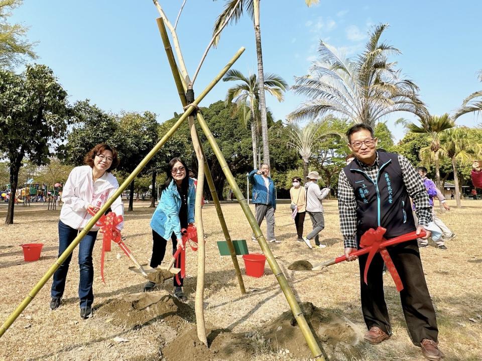 周佳琪(左一)在千禧公園植樹。   圖：屏東市公所/提供