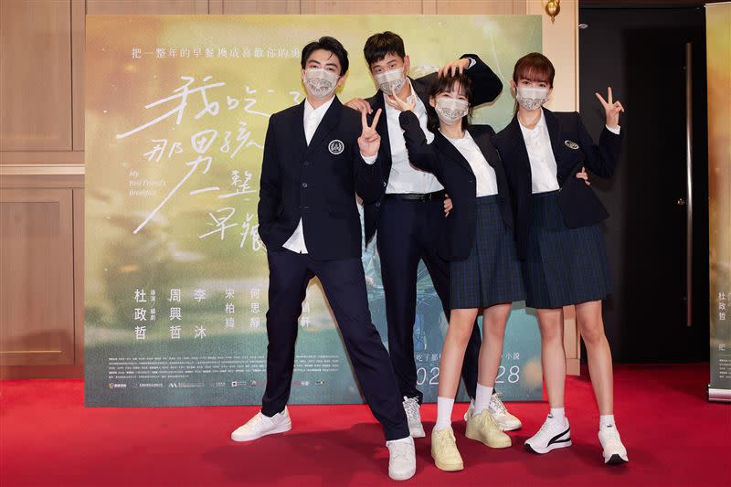 宋柏緯（左起）、周興哲、李沐、何思靜昨穿上電影中的制服，前進台中和高雄宣傳電影。（圖／華映娛樂提供）