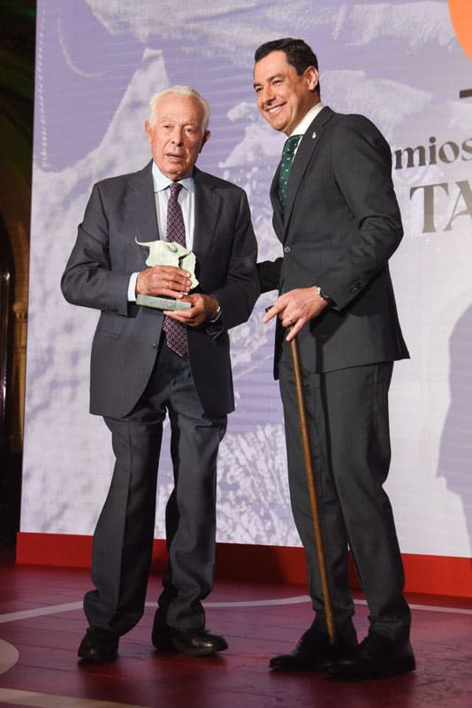 Curro Romero recibiendo un premio en la I edición del Premio Andalucía de la Tauromaquia