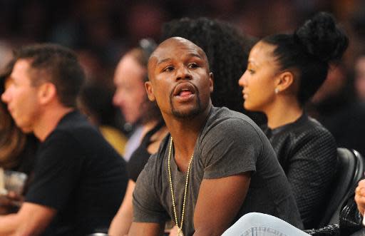 El boxeador Floyd Mayweather Jr ve el partido de la NBA entre Los Angeles Lakers y los Boston Celtics, el 21 de febrero de 2014, en el Staples Center de Los Angeles, California (AFP | ROBYN BECK)