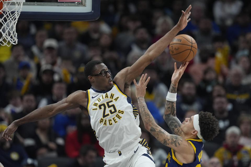 Golden State Warriors' Lester Quinones shoots against Indiana Pacers' Jalen Smith (25) during the first half of an NBA basketball game Thursday, Feb. 8, 2024, in Indianapolis. (AP Photo/Darron Cummings)