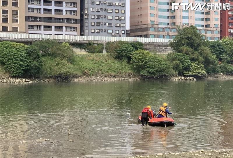 新北市某高職3名男學生在永和綠光河岸公園互相打賭「游到對岸給1千元」，最後造成一名板姓男同學溺水死亡。​​​​​​​（圖／翻攝畫面）