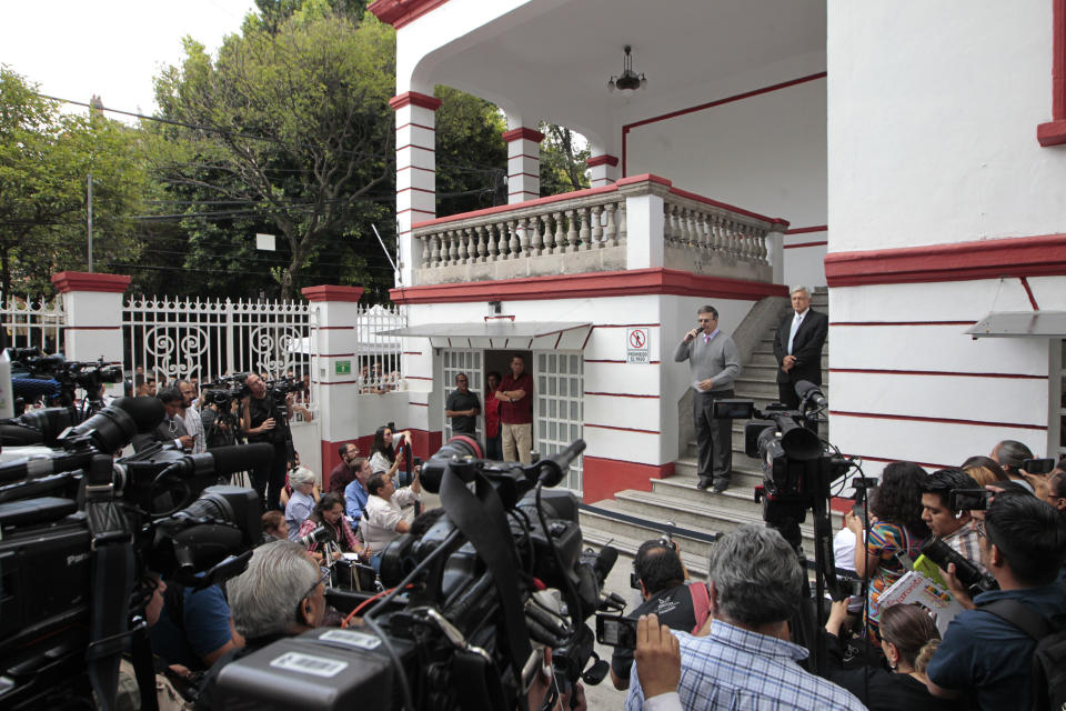 <p>CIUDAD DE MÉXICO(MÉXICO),10/07/2018.- El futuro presidente de México, Andrés Manuel López Obradory su candidato a la Secretaría de Relaciones Exteriores, Marcelo Ebrard , hablan durante una rueda de prensa en su casa de campaña, en Ciudad de México. EFE/Mario Guzmán </p>