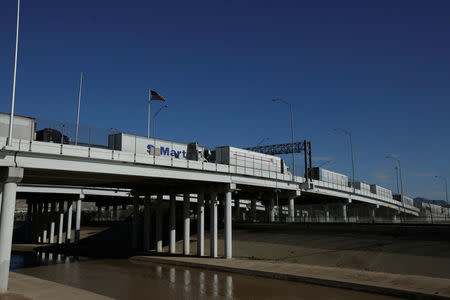 Trucks wait in the queue for border customs control to cross into U.S. at the Bridge of Americas in Ciudad Juarez, Mexico, August 15, 2017. REUTERS/Jose Luis Gonzalez