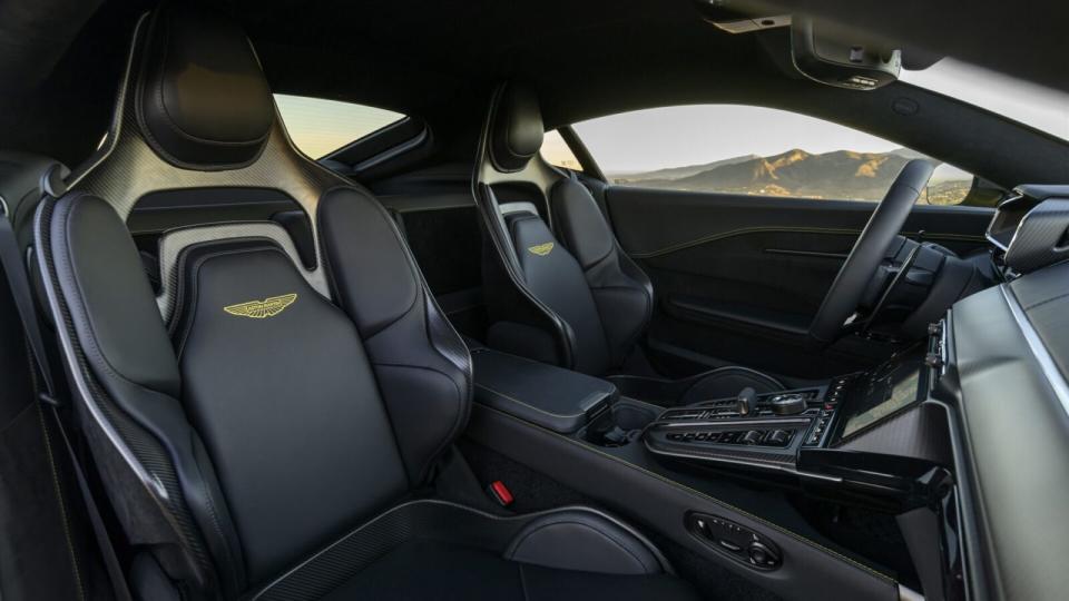 客戶可透過Q by Aston Martin客製化服務打造愛車，例如選用造型質感出眾的碳纖維桶形座椅。