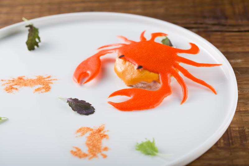 「JL Studio」走現代新加坡料理路線，用西式手法演繹「辣椒螃蟹」。