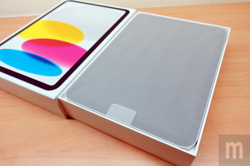 ▲打開盒裝即可看見第10代iPad本體，同樣透過回收紙材包覆