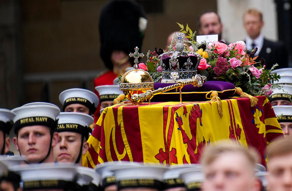 Detalle del ataúd de la reina sobre el "State Gun Carriage", un carro de artillería de la Marina Real, arrastrado por 142 marineros.