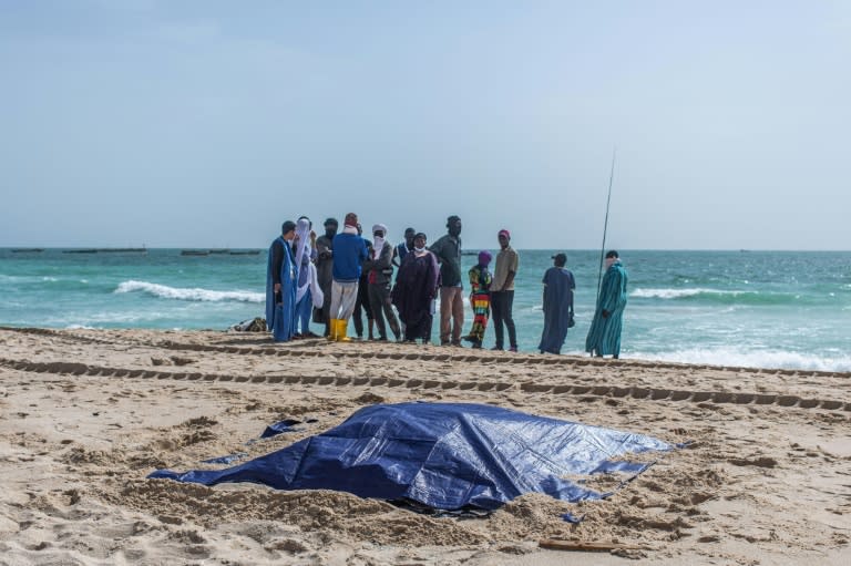 Los cadáveres de unos migrantes fallecidos en el naufragio ante la costa de Mauritania permanecen cubiertos por un plástico, el 24 de julio de 2024 en una playa próxima a Nuakchott (Med Lemin Rajel)