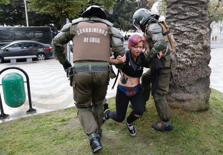 A demonstrator is detained by riot police during an unauthorized march called by secondary students to protest against government education reforms in Valparaiso, Chile, May 26, 2016. REUTERS/Rodrigo Garrido