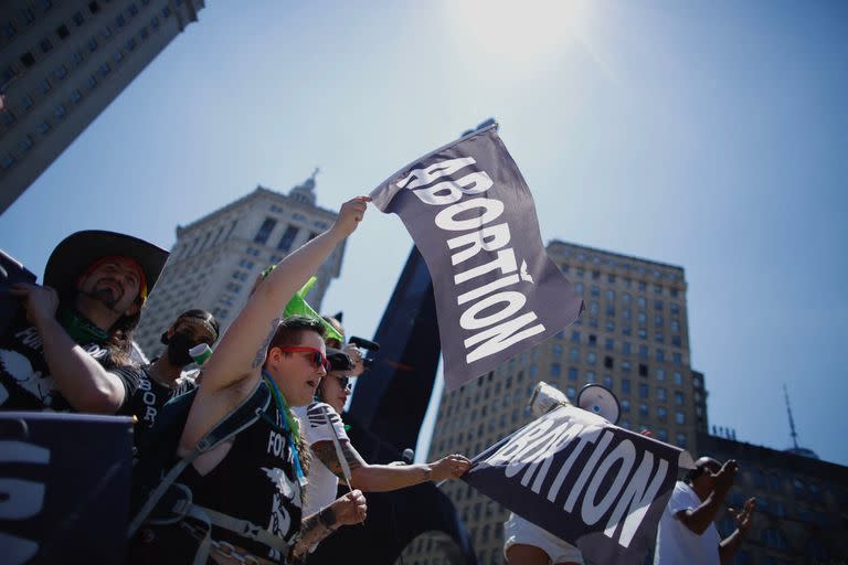 Activistas por el derecho al aborto portan banderas mientras se reúnen para participar en la marcha Queer Liberation en la ciudad de Nueva York