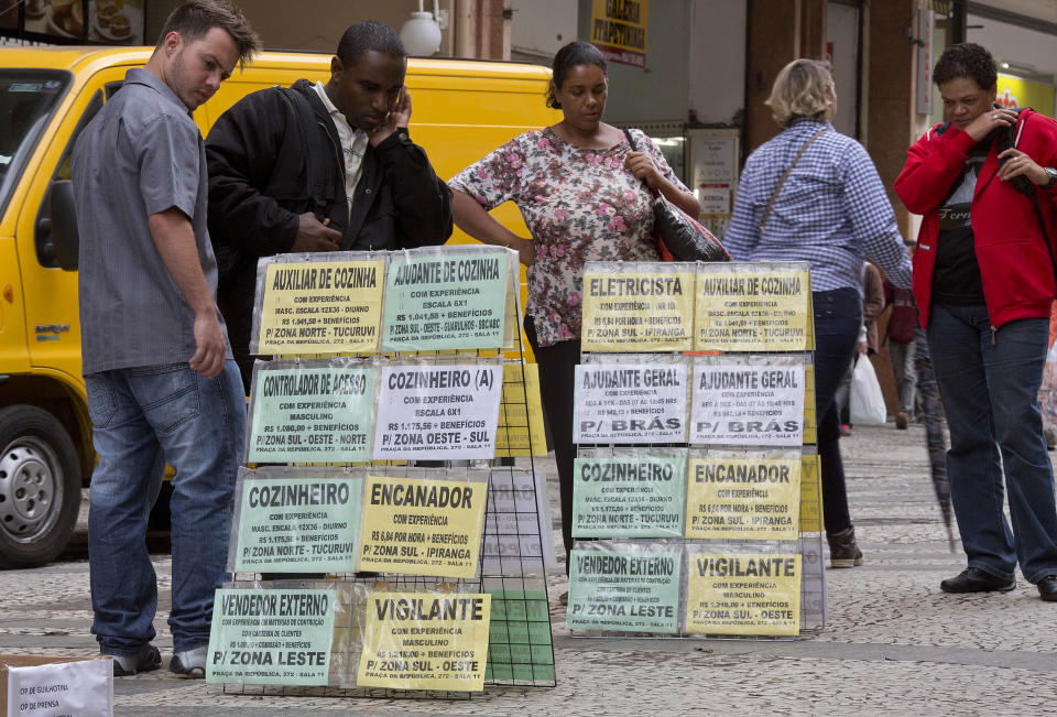 En esta imagen, tomada el 25 de agosto de 2015, varias personas observan ofertas de trabajo en el centro de Sao Paulo, Brasil. En medio de la peor crisis económica en una década, sumada a una creciente inflación y desempleo, la presidenta de Brasil, Dilma Rousseff, tiene el índice de aprobación popular más bajo para un presidente desde la vuelta del país a la democracia. (Foto AP/Andre Penner)