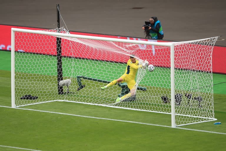 David Marshall, el arquero de Escocia, no logra salvar cuando Patrik Schick de la República Checa anota el segundo gol de su equipo durante el partido del Grupo D de la Euro 2020 (Foto de Marc Atkins / Getty Images)