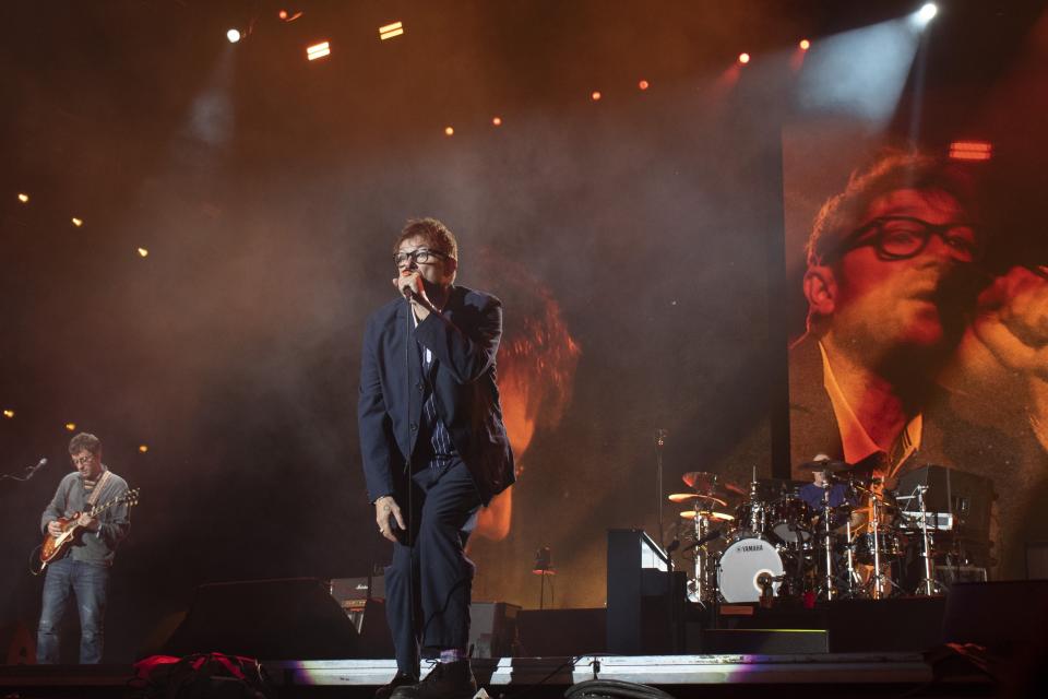 Damon Albarn, centro, de la banda de rock británica Blur durante su concierto en el festival Corona Capital en la Ciudad de México el sábado 19 de noviembre de 2023. (Foto AP/Alejandro Godinez)