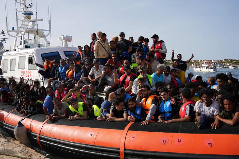 Migrantes rescatados en el mar Mediterráneo, a su llegada a la isla italiana de Lampedusa, en 2023. (Zakaria ABDELKAFI / AFP)