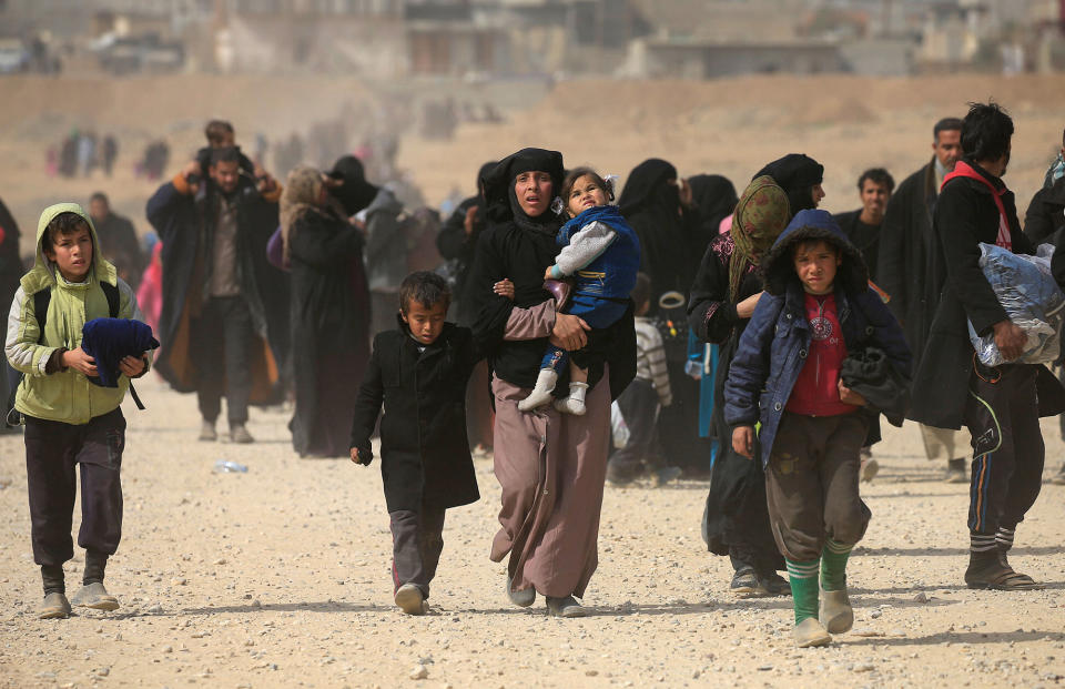 <p>Displaced Iraqi people flee their homes, during the battle against Islamic State militants, at the district of al-Mamoun in Mosul, Iraq, March 1, 2017. (Alaa Al-Marjani/Reuters) </p>