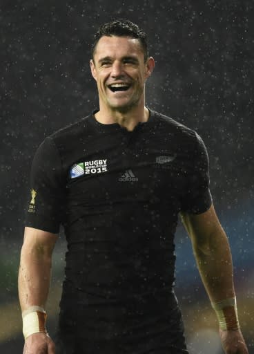 El apertura neocelandés Dan Carter celebra la victoria de los All Blacks contra los Springboks en semifinales del Mundial de rugby 2015, en el estadio de Twickenham, suroeste de Londres, el 24 de octubre de 2015 (AFP/Archivos | MARTIN BUREAU)