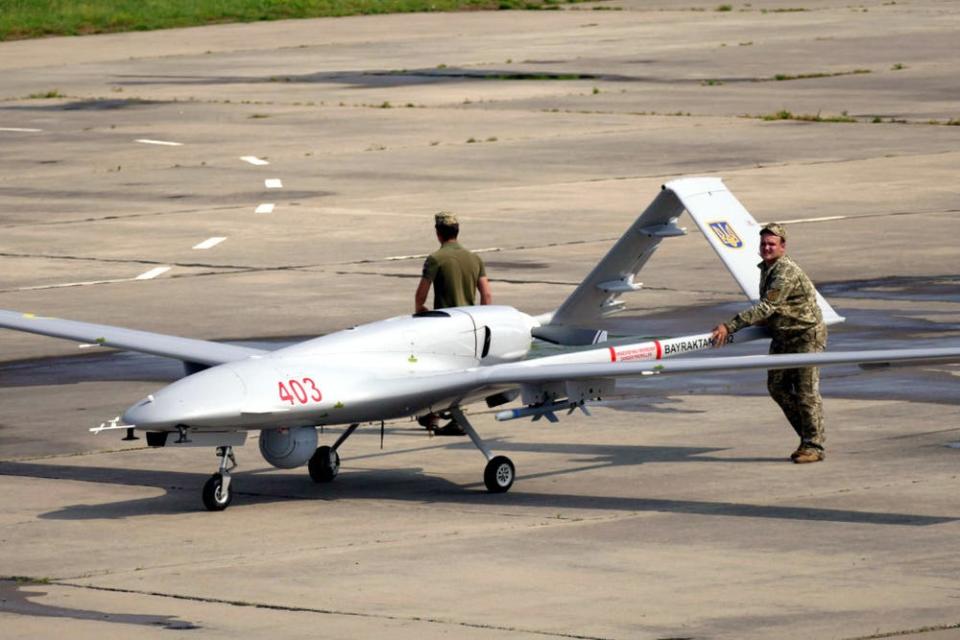 Ukrainische Soldaten schieben eine Bayraktar TB2 UCAV auf dem Flugplatz Kulbakyne während der Übung Sea Breeze 2021, Mykolaiv, Südukraine. - Copyright: Yulii Zozulia/ Ukrinform/Future Publishing via Getty Images