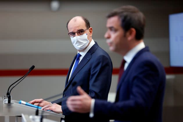 Jean Castex et Olivier Véran -ici lors d'une conférence de presse en janvier 2021, préparent les esprits à l'extension du pass sanitaire pour aller travailler.  (Photo: via Associated Press)