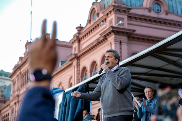 Sergio Massa, ministro de Economía y candidato a presidente, anuncia la eliminación del impuesto a las ganancias para los asalariados, Buenos Aires, 11 de septiembre