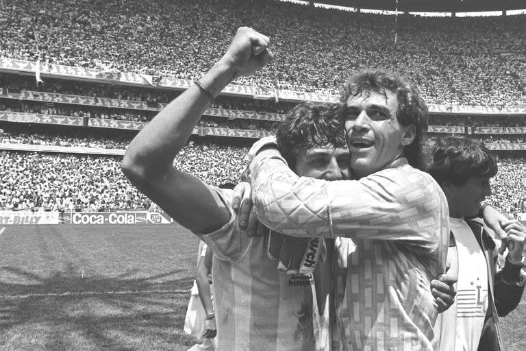 Ricardo Giusii y Nery Pumpido festejan el título mundial en el Azteca, en 1986; el volante nació en Albarellos y el arquero en Monje, dos pueblos santafecinos