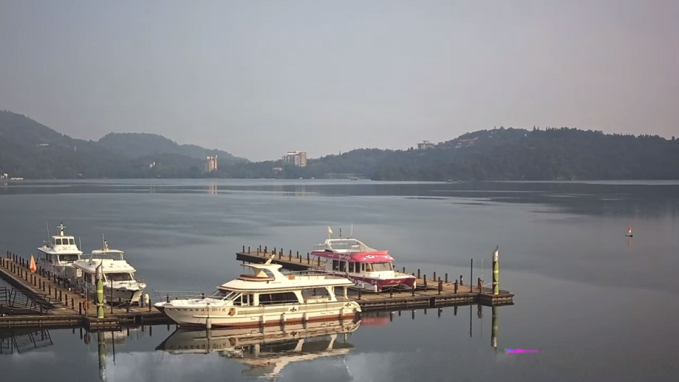 位於中部的日月潭也因為春雨及一期稻作灌溉高峰期已過，進帳約1000萬噸水量，蓄水率更直接回到79%，達到近八成。   圖：取自伊達邵碼頭即時影像