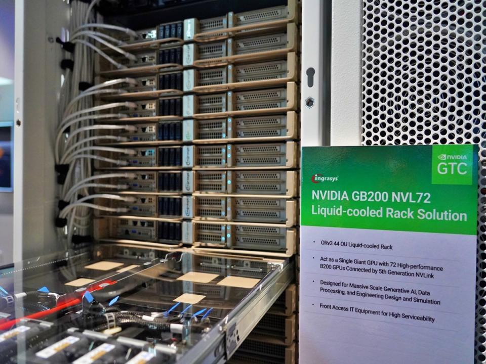 最新世代AI數據中心液冷解決方案GB200 NVL72發布，搭載72個高性能NVIDIA Blackwell GPU和36個NVIDIA Grace CPU。（圖：鴻海提供）