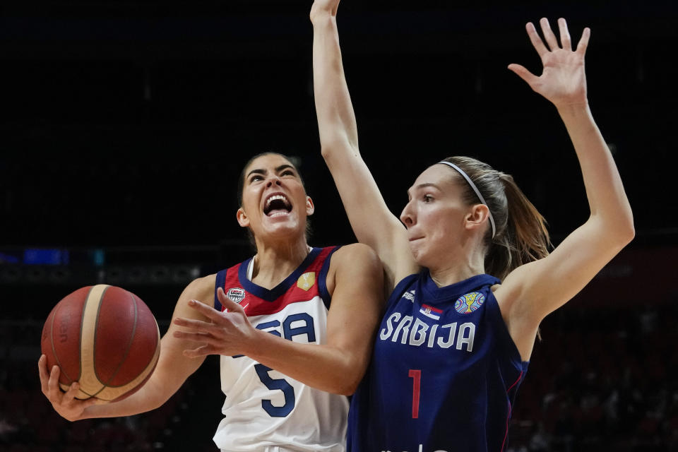 Kelsey Plum, de Estados Unidos, salta hacia la cesta frente a Ivana Raca, de Serbia, en un partido de cuartos de final del Mundial femenino, el jueves 29 de septiembre de 2022, en Sydney, Australia (AP Foto/Mark Baker)