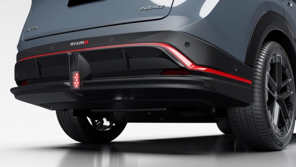 車底鑲嵌中央後霧燈的後保桿分流器是Ariya Nismo車尾的特徵之一。(圖片來源/ Nissan)