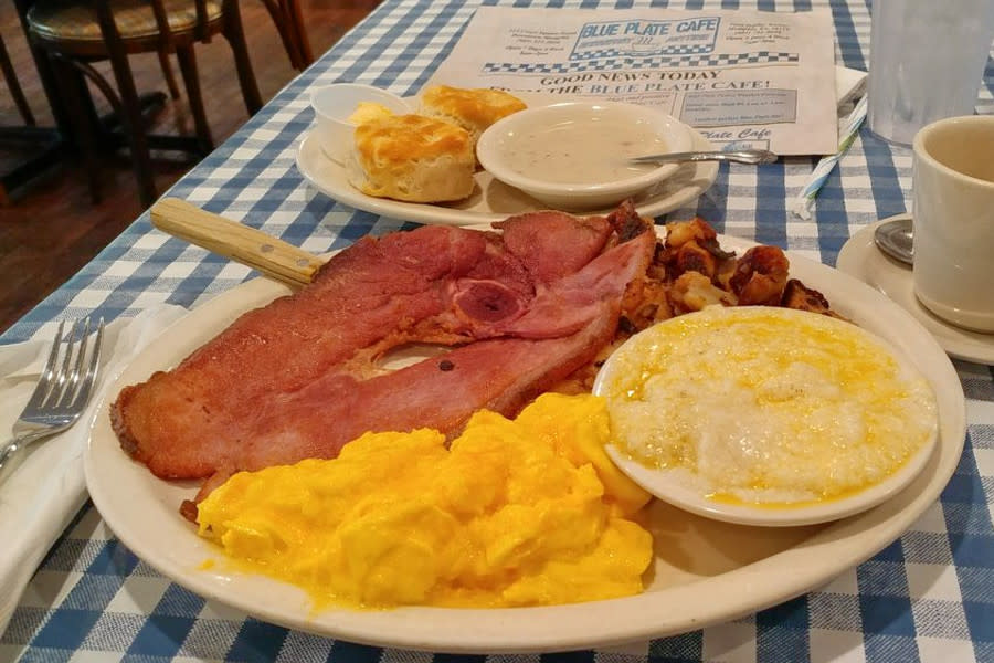 <b>Photo: Thea M./<a href="https://yelp.com/biz_photos/blue-plate-cafe-downtown-memphis?utm_campaign=26e261c7-ad33-461b-88cd-d85eeacd1664%2C23b2d2b0-5a41-49c6-9119-c9edc48dd5f6&utm_medium=81024472-a80c-4266-a0e5-a3bf8775daa7" rel="nofollow noopener" target="_blank" data-ylk="slk:Yelp;elm:context_link;itc:0;sec:content-canvas" class="link ">Yelp</a></b>