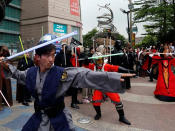 Einmal in die Rolle eines Helden schlüpfen? Am "Star Wars"-Day ist alles erlaubt. In Taipeh feierten zahlreiche Groupies das 40-jährige Jubiläum des Film-Franchises. (Bild-Copyright: Tyrone Siu/Reuters)