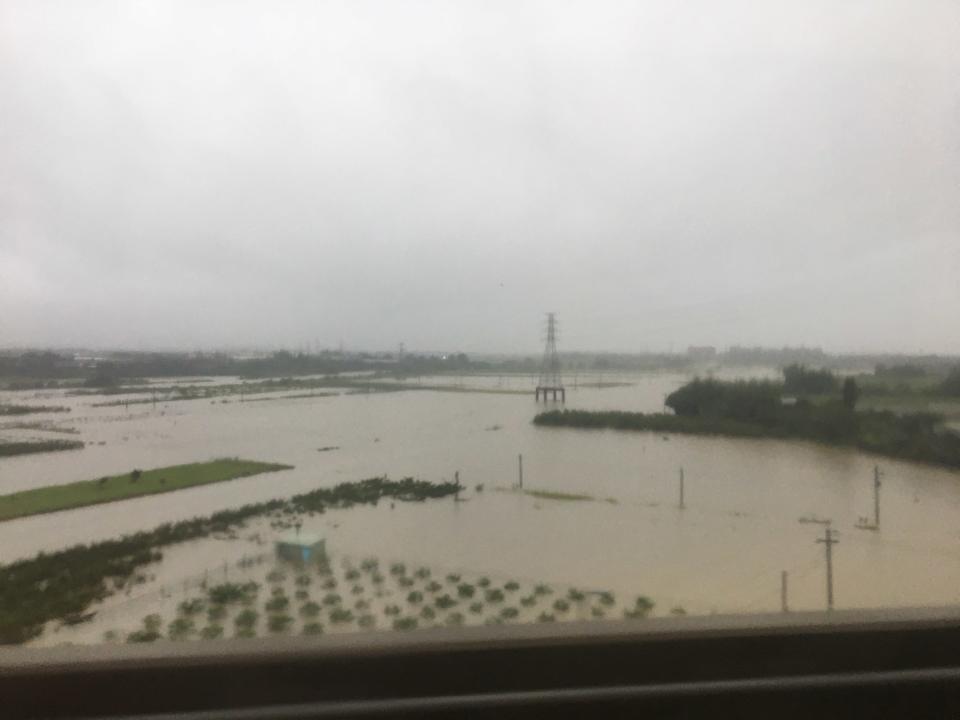 氣候變遷影響臺灣降雨型態，使臺灣面臨越來越多強降雨，造成淹水問題，甚至影響糧食與菜價。© QiHuan Tan / Greenpeace