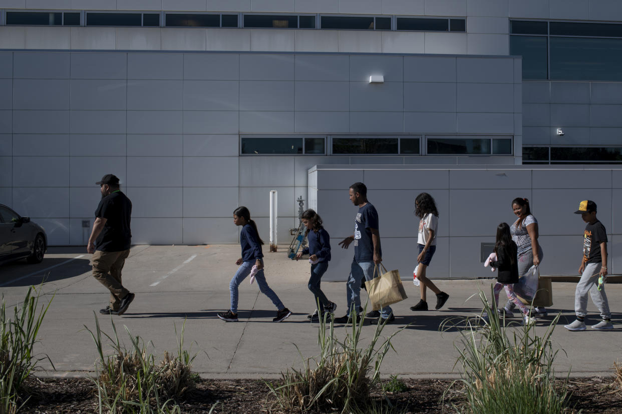 Migrantes asisten a una clase que forma parte de un programa para solicitantes de asilo en un colegio comunitario de Denver, 13 de junio de 2024. (Rachel Woolf/The New York Times).