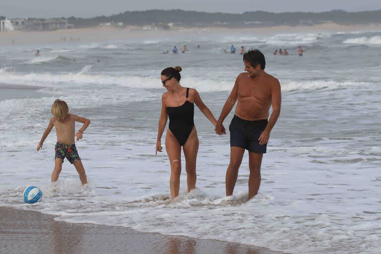 Guillermo Andino, Carolina Prat y su hijo Ramón, en un día de playa el año pasado en Punta del Este